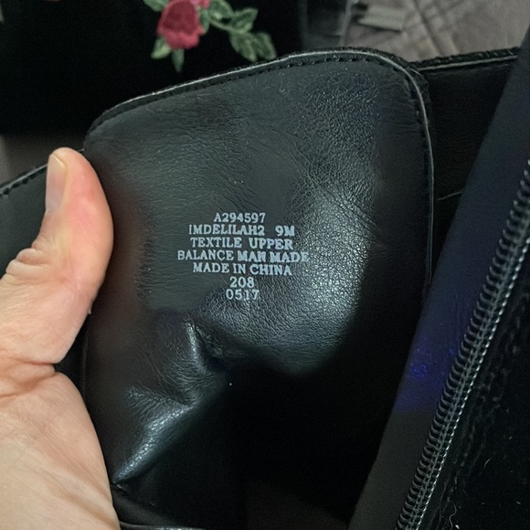 ISAAC MIZRAHI NWOT Black with Flower Design Velour Style Heeled Booties Size 9 - Picture 9 of 12